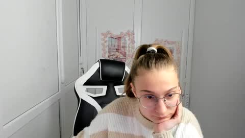 Snapshot of queen_amelie chatting on 05-29-26, 08:12 Amelie online show from 05-29-26, 08:12