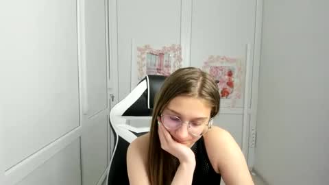Snapshot of queen_amelie chatting on 06-03-26, 08:28 Amelie online show from 06-03-26, 08:28