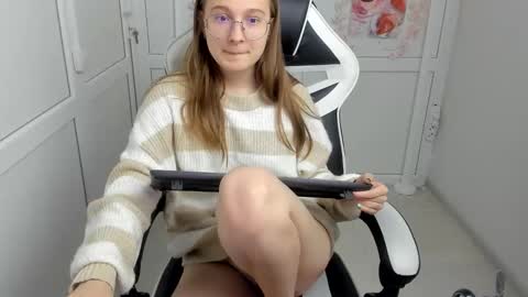 Snapshot of queen_amelie chatting on 06-10-26, 07:18 Amelie online show from 06-10-26, 07:18