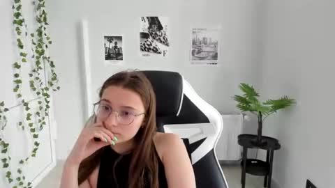 Snapshot of queen_amelie chatting on 06-19-26, 09:02 Amelie online show from 06-19-26, 09:02