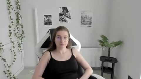 Snapshot of queen_amelie chatting on 06-20-26, 07:55 Amelie online show from 06-20-26, 07:55