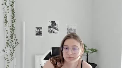 Snapshot of queen_amelie chatting on 06-21-26, 08:06 Amelie online show from 06-21-26, 08:06