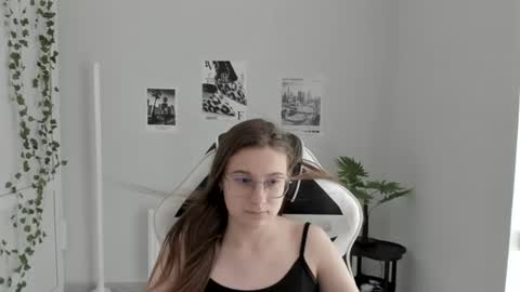 Snapshot of queen_amelie chatting on 06-23-26, 09:07 Amelie online show from 06-23-26, 09:07