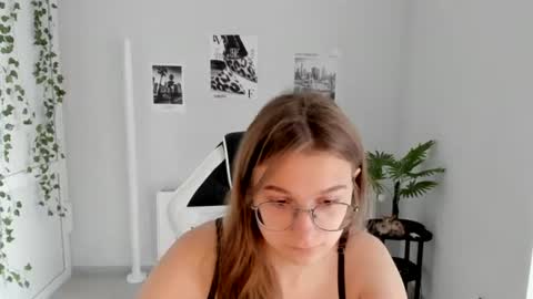 Snapshot of queen_amelie chatting on 07-11-26, 08:17 Amelie online show from 07-11-26, 08:17