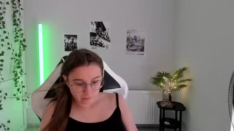 Snapshot of queen_amelie chatting on 07-16-26, 07:03 Amelie online show from 07-16-26, 07:03