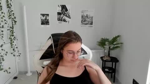 Snapshot of queen_amelie chatting on 07-17-26, 07:04 Amelie online show from 07-17-26, 07:04