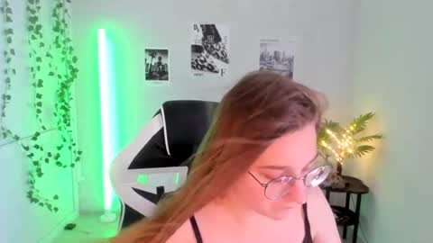 Snapshot of queen_amelie chatting on 07-18-26, 08:18 Amelie online show from 07-18-26, 08:18