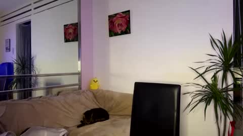 Snapshot of queen_chatur chatting on 02-12-25, 06:09 Viktoria online show from 02-12-25, 06:09