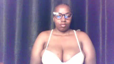 Snapshot of queen_melanine chatting on 06-15-26, 03:53 QUEEN online show from 06-15-26, 03:53