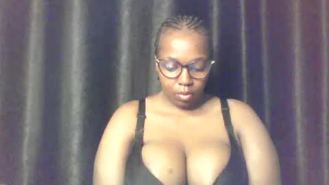 Snapshot of queen_melanine chatting on 06-18-26, 04:02 QUEEN online show from 06-18-26, 04:02