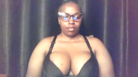 Snapshot of queen_melanine chatting on 06-18-26, 11:58 QUEEN online show from 06-18-26, 11:58