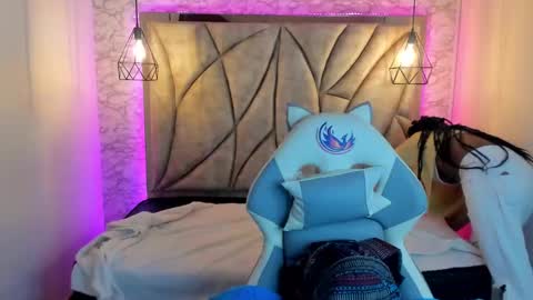 Snapshot of queen_perla_ chatting on 03-07-25, 12:01 online show from 03-07-25, 12:01