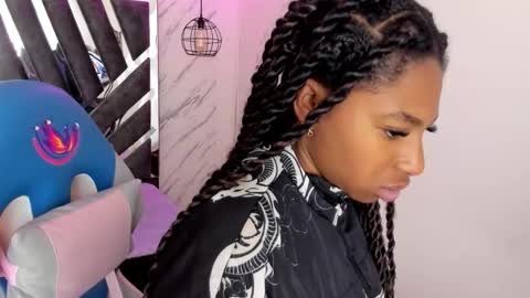 Snapshot of queen_perla_ chatting on 10-25-25, 12:13 online show from 10-25-25, 12:13