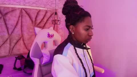 Snapshot of queen_perla_ chatting on 11-21-25, 12:04 online show from 11-21-25, 12:04