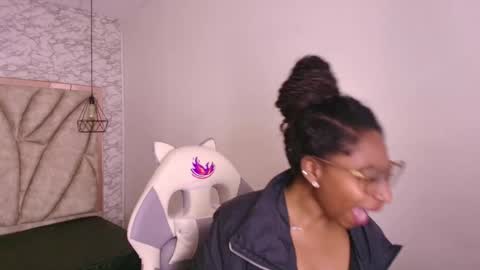 Snapshot of queen_perla_ chatting on 11-29-25, 11:57 online show from 11-29-25, 11:57