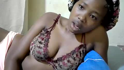 Snapshot of queen_slender chatting on 07-25-26, 04:10 queen_slender online show from 07-25-26, 04:10