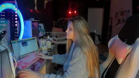 Snapshot of queenafina chatting on 05-25-26, 02:39 Kim online show from 05-25-26, 02:39