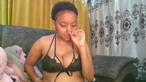 Snapshot of queenbeiby05 chatting on 05-19-26, 06:47 queen online show from 05-19-26, 06:47