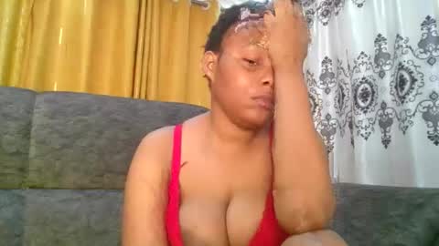 Snapshot of queenbeiby05 chatting on 05-27-26, 06:10 queen online show from 05-27-26, 06:10