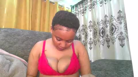 Snapshot of queenbeiby05 chatting on 05-29-26, 06:39 queen online show from 05-29-26, 06:39