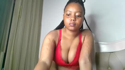 Snapshot of queenbeiby05 chatting on 06-07-26, 01:15 queen online show from 06-07-26, 01:15