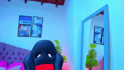 Queen online show from 02-01-25, 01:23