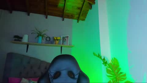 Snapshot of queengrett chatting on 04-29-26, 06:03 Queen online show from 04-29-26, 06:03