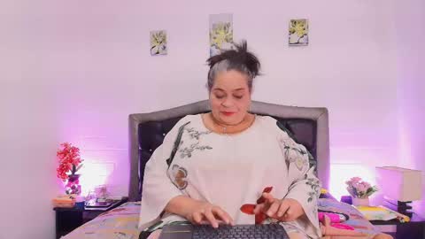 Snapshot of queenmature chatting on 04-24-26, 08:00 VickyBoobss online show from 04-24-26, 08:00