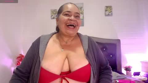 Snapshot of queenmature chatting on 05-09-26, 12:10 VickyBoobss online show from 05-09-26, 12:10