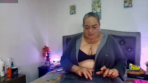 Snapshot of queenmature chatting on 05-10-26, 01:05 VickyBoobss online show from 05-10-26, 01:05