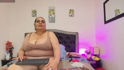 Snapshot of queenmature chatting on 05-31-26, 12:45 VickyBoobss online show from 05-31-26, 12:45