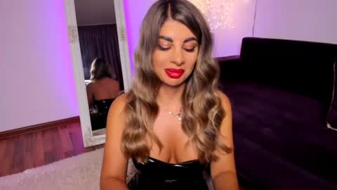 Snapshot of queenofyouredreams chatting on 06-21-26, 10:45 Queennofyuredreams online show from 06-21-26, 10:45