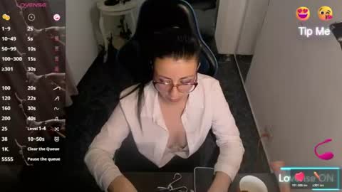 Snapshot of queenrose94 chatting on 06-18-26, 09:30 queenrose94 online show from 06-18-26, 09:30