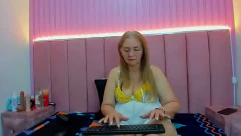 Snapshot of queenstarhyl chatting on 06-20-26, 04:10 queenstarhyl online show from 06-20-26, 04:10