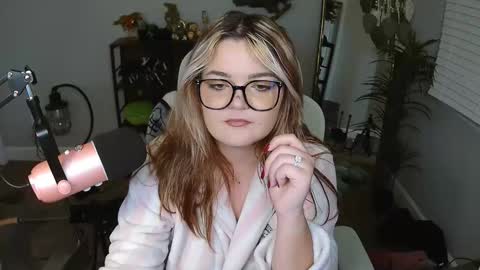 Snapshot of quervoqueen1 chatting on 05-14-26, 05:03 Bri online show from 05-14-26, 05:03