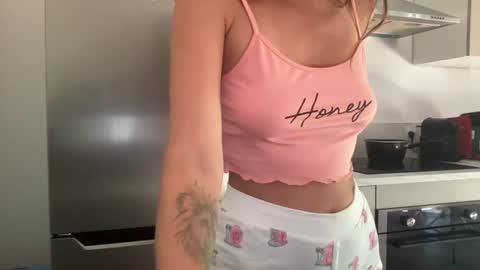 Snapshot of quinnyelena chatting on 06-25-26, 09:58 Quinnyelena online show from 06-25-26, 09:58