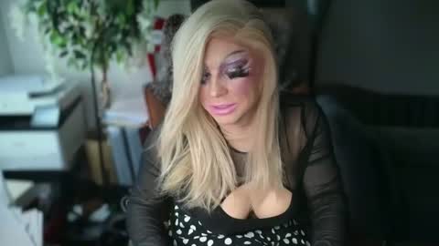 Snapshot of qweenviva chatting on 12-02-25, 07:31 ViVaLuvLicious online show from 12-02-25, 07:31