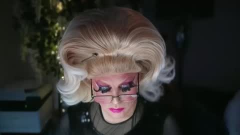 Snapshot of qweenviva chatting on 12-05-25, 06:00 ViVaLuvLicious online show from 12-05-25, 06:00