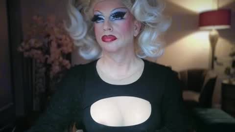 Snapshot of qweenviva chatting on 03-22-26, 02:04 ViVaLuvLicious online show from 03-22-26, 02:04