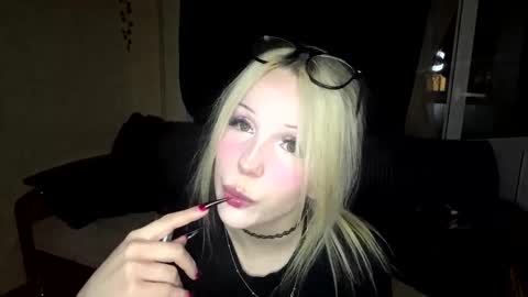 Snapshot of rachelvegax chatting on 03-25-26, 06:58 Lily online show from 03-25-26, 06:58