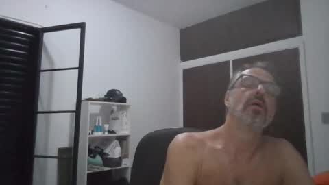 Snapshot of rafaelsel chatting on 10-19-25, 04:24 Big Uncle Jungle online show from 10-19-25, 04:24