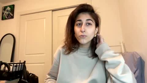 Snapshot of raiyvyn chatting on 01-05-25, 04:04 Ray Ray online show from 01-05-25, 04:04