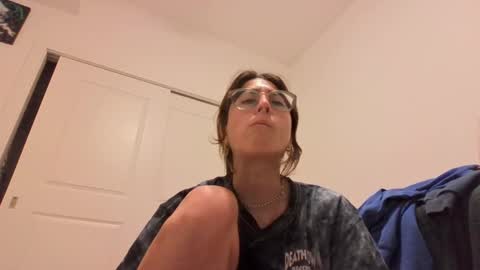 Snapshot of raiyvyn chatting on 09-18-25, 04:25 Ray Ray online show from 09-18-25, 04:25