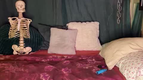 Snapshot of ramonaquinn chatting on 12-09-24, 12:30 RAMONA Q online show from 12-09-24, 12:30