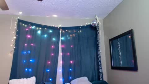 Snapshot of ramonaquinn chatting on 01-15-25, 11:30 RAMONA Q online show from 01-15-25, 11:30