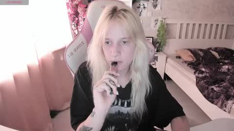 Snapshot of rapunzel_cute chatting on 09-12-25, 01:11 Rapunzel online show from 09-12-25, 01:11