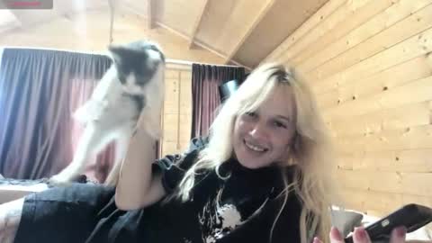 Snapshot of rapunzel_cute chatting on 09-26-25, 01:37 Rapunzel online show from 09-26-25, 01:37