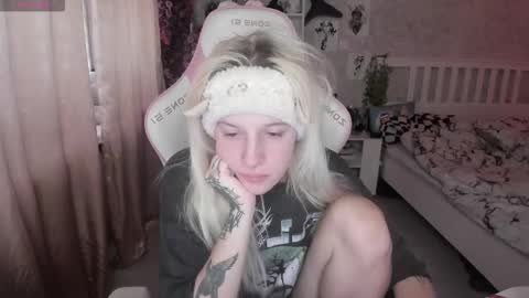 Snapshot of rapunzel_cute chatting on 10-06-25, 01:30 Rapunzel online show from 10-06-25, 01:30