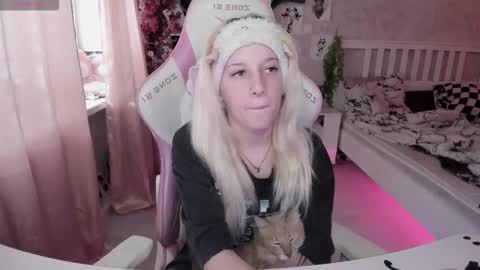 Snapshot of rapunzel_cute chatting on 10-19-25, 01:34 Rapunzel online show from 10-19-25, 01:34