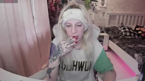 Snapshot of rapunzel_cute chatting on 10-30-25, 01:34 Rapunzel online show from 10-30-25, 01:34